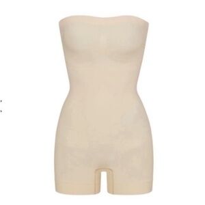 SKIMS SEAMLESS SCULPT STRAPLESS SHORTIE BODYSUIT SAND MEDIUM NO STRAPS